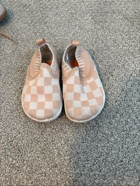Toddler Slip-On Checker Knit Shoes in Peach and White
